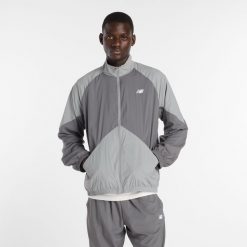 Kurtka męska New Balance MJ61J73YCAS – szara. Szare kurtki sportowe męskie New Balance, m, bez wzorów, z materiału, bez kaptura. Za 499.99 zł.