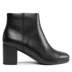 Botki Clarks. Czarne botki damskie Clarks, bez wzorów, bez obcasa, na słupku, bez zapięcia. Za 499.99 zł.