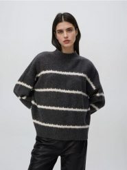 Sweter w paski - szary. Szare swetry nierozpinane damskie Reserved, l, bez wzorów, z dzianiny, bez kołnierzyka, bez ramiączek. Za 139.99 zł.
