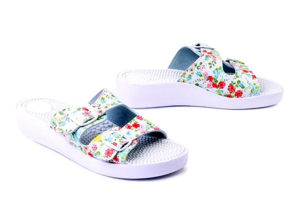 SANITAL FLEX KF-02 multi white, klapki damskie. Białe klapki damskie Sanital-Flex, bez wzorów, bez obcasa, na koturnie, bez zapięcia. Za 83.99 zł.