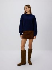 Sweter z dodatkiem wełny - granatowy. Niebieskie swetry nierozpinane damskie Reserved, l, bez wzorów, z dzianiny, bez kołnierzyka, bez ramiączek. Za 129.99 zł.