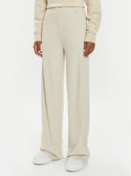 Guess Spodnie dresowe O4BB02 KCHZ2 Beżowy Relaxed Fit. Brązowe spodnie dresowe damskie Guess, z aplikacjami, z bawełny. Za 109.99 zł.