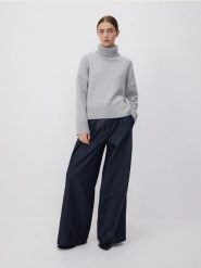Sweter oversize - jasnoszary. Szare swetry nierozpinane damskie Reserved, l, bez wzorów, z dzianiny, bez kołnierzyka, bez ramiączek. W wyprzedaży za 69.99 zł.