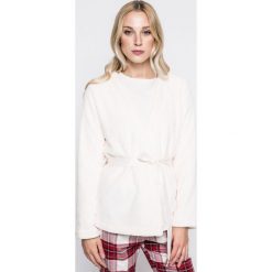 Triumph - Szlafrok. Pomarańczowe szlafroki damskie Triumph, bez wzorów, z materiału, bez ramiączek, bez kaptura. W wyprzedaży za 69.90 zł.