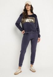 Granatowy Komplet Dresowy z Weluru Ozdobiony Wzorem w Cętki z Bluzą i Spodniami Cooperia. Niebieskie bluzy damskie Born2be, m, bez wzorów, z dresówki, bez ramiączek, bez kaptura. Za 69.99 zł.