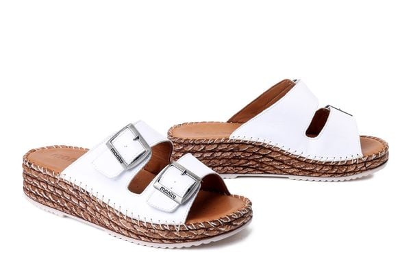 MANITU 900183-03 weiss, klapki damskie. Białe klapki damskie Manitu, na lato, bez wzorów, ze skóry, bez obcasa, bez zapięcia. Za 188.93 zł.