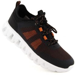 Buty sportowe męskie wsuwane czarne McKeylor 19830. Czarne buty sportowe męskie McKeylor, bez wzorów, z materiału, bez zapięcia, trekkingowe. Za 84.00 zł.