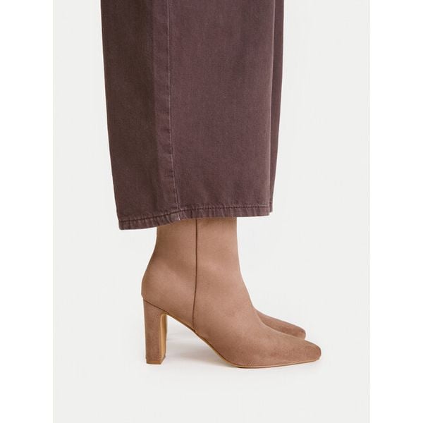 Botki JENNY. Brązowe botki damskie Jenny, bez wzorów, bez obcasa, na słupku, bez zapięcia. Za 179.99 zł.