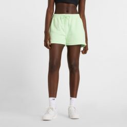 Spodenki damskie New Balance WS41500MEW – miętowe. Zielone szorty damskie New Balance, bez wzorów, z bawełny, klasyczne. Za 129.99 zł.