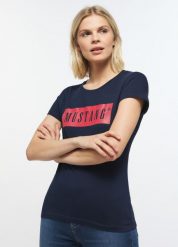MUSTANG ALINA C LOGO TEE DAMSKI T-SHIRT KOSZULKA LOGO BLUE NIGHTS 1013220 4085. Niebieskie bluzki damskie Mustang, m, bez wzorów, z bawełny, klasyczne, bez kołnierzyka, bez ramiączek. Za 69.99 zł.