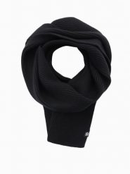 Monochromatyczny męski szalik z prążkowanej dzianiny – czarny V1. Czarne szaliki męskie Ombre Clothing, z aplikacjami, z dzianiny. Za 114.99 zł.