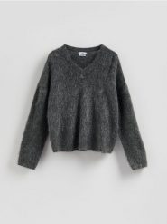 Sweter z wełną i moherem - ciemnoszary. Szare swetry nierozpinane damskie Reserved, l, bez wzorów, z dzianiny, bez kołnierzyka, bez ramiączek. Za 279.99 zł.