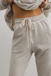 Spodnie dresowe typu jogger w kolorze SILVER MOON - DRIPS-M. Szare spodnie dresowe damskie Marsala, bez wzorów, z bawełny, eleganckie. Za 259.90 zł.