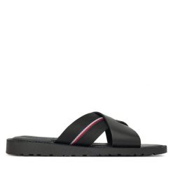 Klapki Tommy Hilfiger. Czarne klapki męskie Tommy Hilfiger, bez wzorów, bez zapięcia. Za 179.99 zł.