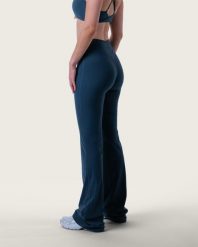 Damskie legginsy dzwony z wysokim stanem na pilates i jogę – granatowy. Niebieskie legginsy damskie AESTHETIC WOLF, bez wzorów, z dzianiny. Za 289.99 zł.