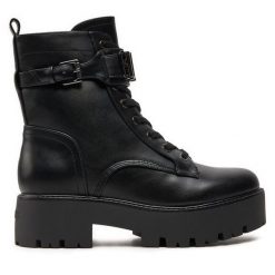 Botki Guess. Czarne botki damskie Guess, z aplikacjami, bez obcasa, na płaskiej podeszwie, bez zapięcia. Za 499.99 zł.