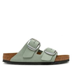 Klapki Birkenstock. Zielone klapki damskie Birkenstock, bez wzorów, bez obcasa, bez zapięcia. Za 629.99 zł.