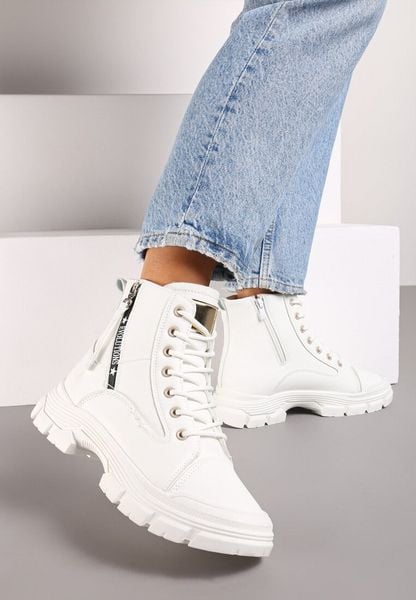 Białe Traperki na Tłoczonej Podeszwie Ozdobione Suwakiem przy Cholewce Linicia. Białe trapery damskie Renee, z futra, bez zapięcia. Za 64.99 zł.