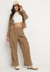 Jasnobrązowy Komplet Dresowy w Stylu Cargo Bluza ze Stójką i Szerokie Spodnie Arritarra. Brązowe bluzy damskie Born2be, m, z aplikacjami, z dresówki, bez ramiączek, bez kaptura. Za 79.99 zł.