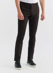 PAKO LORENTE – Ciemnobrązowe spodnie męskie o kroju Slim Fit. Brązowe spodnie materiałowe męskie Pako Lorente, bez wzorów, z bawełny. Za 89.99 zł.