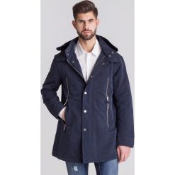 Granatowa parka męska z odpinanym kapturem. Niebieskie parki męskie Armani Exchange, l, z aplikacjami, bez kołnierzyka. Za 460.00 zł.
