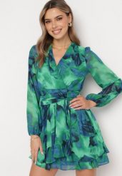 Zielona Sukienka Mini z Kopertowym Dekoltem i Wzorem Tie-Dye Arisel. Zielone sukienki damskie Born2be, na imprezę, m, bez wzorów, bez kołnierzyka, bez ramiączek, mini, kopertowe. Za 129.99 zł.
