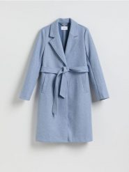 Płaszcz z wiązanym paskiem - jasnoniebieski. Niebieskie płaszcze damskie Reserved, l, bez wzorów, z dzianiny, bez kołnierzyka, bez kaptura. Za 159.99 zł.
