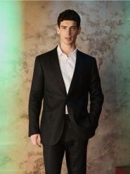 Lniana marynarka slim fit - czarny. Czarne garnitury męskie Reserved, bez wzorów, z tkaniny. W wyprzedaży za 329.99 zł.