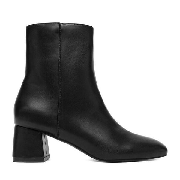 Botki JENNY. Czarne botki damskie Jenny, bez wzorów, bez obcasa, na słupku, bez zapięcia. Za 149.99 zł.