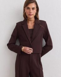 Damska marynarka krótka Luxe czekoladowa. Brązowe marynarki i żakiety damskie Aim'n, bez wzorów, z elastanu, biznesowe, bez kołnierzyka, bez ramiączek. Za 520.00 zł.