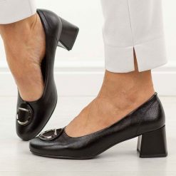 Czarne czółenka damskie na obcasie Jezzi asa281-4. Czarne czółenka damskie Jezzi, na jesień, z aplikacjami, z materiału, eleganckie, z okrągłym noskiem, bez obcasa, na obcasie, bez zapięcia. Za 189.00 zł.