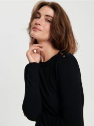 Sweter z ozdobnymi guzikami - czarny. Czarne swetry nierozpinane damskie Sinsay, l, bez wzorów, bez kołnierzyka, bez ramiączek. W wyprzedaży za 19.99 zł.