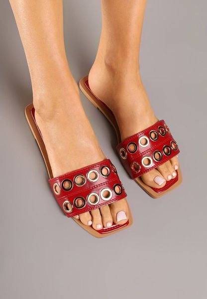 Bordowo-Czerwone Klapki z Metalicznymi Nitami Meralesa. Czerwone klapki damskie Renee, na lato, bez wzorów, rockowe, bez obcasa, na płaskiej podeszwie, bez zapięcia. Za 69.99 zł.