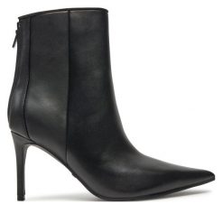 Botki Guess. Czarne botki damskie Guess, z aplikacjami, bez obcasa, na szpilce, bez zapięcia. Za 559.99 zł.