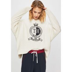 Tommy Hilfiger - Sweter. Białe swetry nierozpinane damskie Tommy Hilfiger, l, z aplikacjami, z bawełny, bez kołnierzyka, bez ramiączek. Za 769.90 zł.