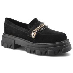 Półbuty damskie Carinii, Wykonane z miękkiego materiału zamszowego z gładką cholewką klasycznym wycięciem ozdobnym łańcuszkiem z metalowym detalem or. Czarne półbuty damskie Carinii, bez wzorów, ze skóry, biznesowe, bez obcasa, na obcasie, bez zapięcia. Za 399.00 zł.