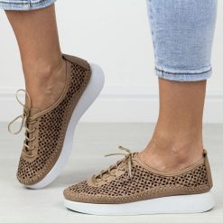 Beżowe skórzane półbuty damskie T.Sokolski 714. Brązowe półbuty damskie Sokolski, na lato, w ażurowe wzory, z materiału, klasyczne, bez obcasa, bez zapięcia. Za 249.00 zł.