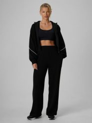 4F Spodnie dresowe z szerokimi nogawkami damskie - czarne S. Czarne spodnie dresowe damskie 4F, bez wzorów, z dresówki, sportowe. Za 159.99 zł.