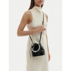 Torebka GINO ROSSI. Czarne torebki do ręki damskie Gino Rossi, bez wzorów, bez dodatków. Za 299.99 zł.