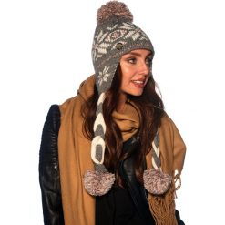 Czapka w zimowe wzory z warkoczami i pomponami LC115 jasnoszary. Szare czapki damskie n/a, na zimę, bez wzorów. Za 83.90 zł.