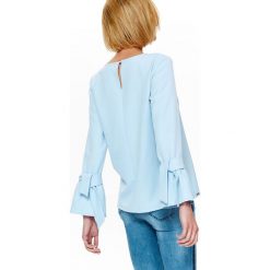 BLUZKA DAMSKA ELEGANCKA Z WIĄZANIEM PRZY RĘKAWACH. Niebieskie bluzki damskie TOP SECRET, bez wzorów, z dzianiny, eleganckie, bez kołnierzyka, bez ramiączek. W wyprzedaży za 39.99 zł.