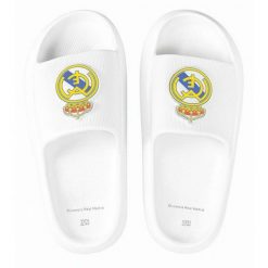 Klapki Real Madryt Beach Pool Flip Flops Eva 2300006880B białe. Białe klapki męskie bez wzorów, z materiału, bez zapięcia. Za 196.47 zł.