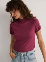 Sweter z wiskozą - jasnofioletowy. Fioletowe swetry nierozpinane damskie Reserved, l, bez wzorów, z dzianiny, bez kołnierzyka, bez ramiączek. W wyprzedaży za 49.99 zł.