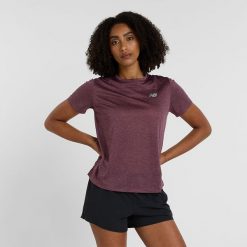 Koszulka damska New Balance WT41253FPH – fioletowa. Fioletowe bluzki damskie New Balance, s, bez wzorów, z materiału, sportowe, bez kołnierzyka, bez ramiączek. Za 139.99 zł.