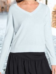 Sweter z dekoltem V - niebieski. Niebieskie swetry nierozpinane damskie Sinsay, l, bez wzorów, bez kołnierzyka, bez ramiączek. W wyprzedaży za 15.99 zł.