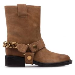 Kowbojki Guess. Brązowe botki damskie Guess, z aplikacjami, bez obcasa, na płaskiej podeszwie, bez zapięcia. Za 659.99 zł.