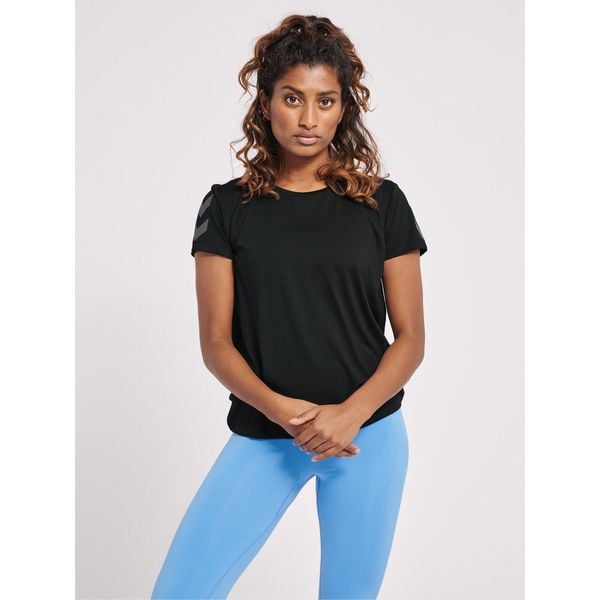 Koszulka damska Hummel MT Taylor. Czarne bluzki damskie Hummel, xs, bez wzorów, klasyczne, bez kołnierzyka, bez ramiączek. Za 170.00 zł.