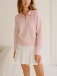 Sweter z kołnierzem - różowy. Czerwone swetry nierozpinane damskie Sinsay, l, bez wzorów, bez kołnierzyka, bez ramiączek. Za 39.99 zł.