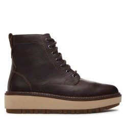 Botki Clarks. Brązowe botki damskie Clarks, bez wzorów, bez obcasa, na płaskiej podeszwie, bez zapięcia. Za 919.99 zł.