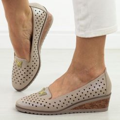 Złote czółenka damskie na koturnie Vinceza 58472. Żółte czółenka damskie VINCEZA, na lato, bez wzorów, ze skóry, eleganckie, z okrągłym noskiem, bez obcasa, na koturnie, bez zapięcia. Za 169.00 zł.